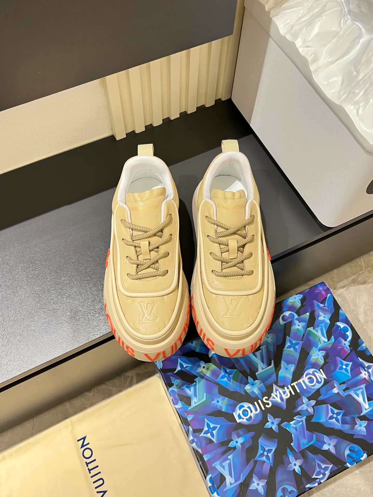p560 "LOUI* VUITTO*" popular men's casual shoes, genuine development in Italy💯Purchase level quality✔️The upper is made of official website material first-layer cowhide, comfortable and soft sheepskin feet⚡️Fashionable and versatile. The toe last shape is firm and full, and the soles are made from LV original molds and can be freely entered and exited the counter. They are light and comfortable on the foot~purely handmade, details determine the quality! Size:39-44, (38.45 customized)